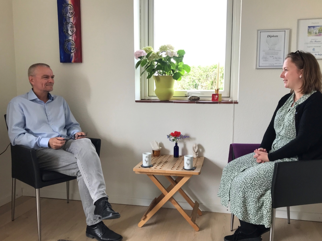 Ivan sidder med kvindelig klient i en samtaleterapi